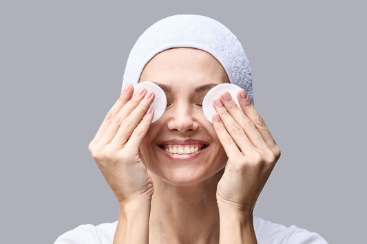 A Rotina Essencial de Cuidados com a Pele: Um Guia Completo da Macrofarma, do Básico à Prevenção do Envelhecimento, com Dicas Personalizadas e Dermocosméticos para Cada Tipo de Pele